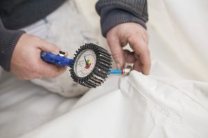 Opblazen met compressor Floaty